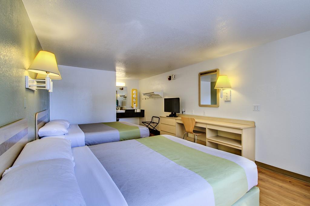 Rodeway Inn Windsor Mill Экстерьер фото