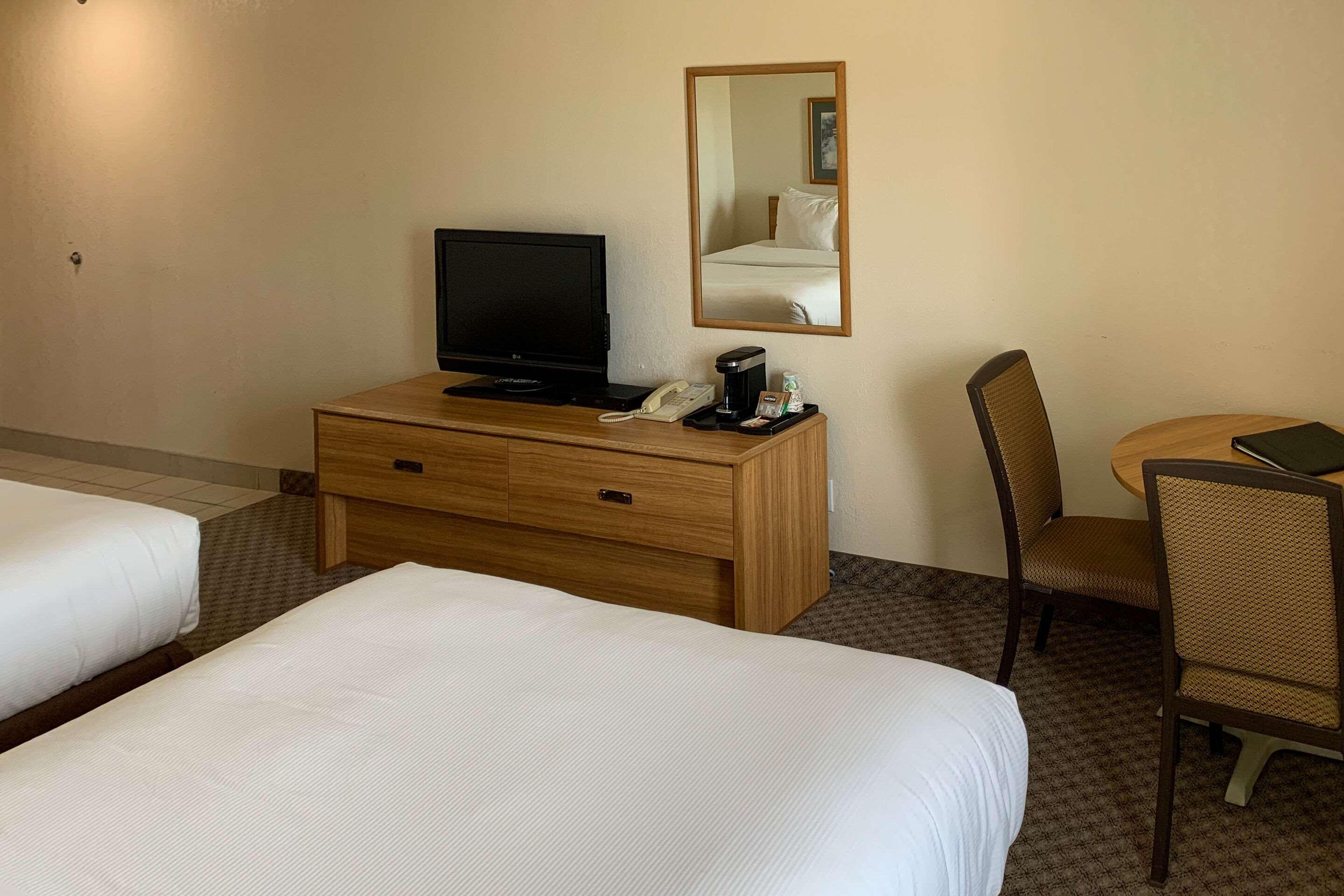 Rodeway Inn Windsor Mill Экстерьер фото