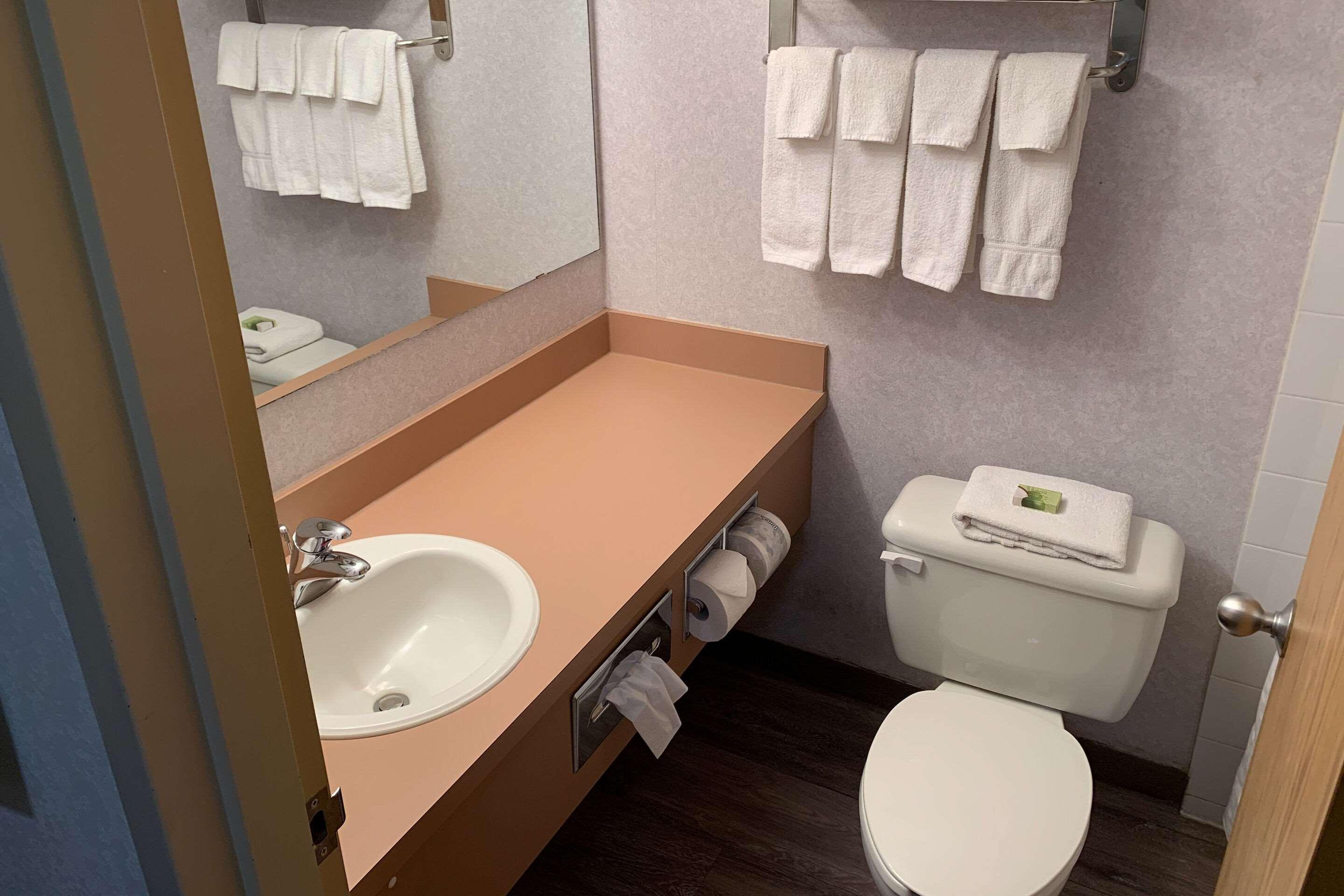 Rodeway Inn Windsor Mill Экстерьер фото