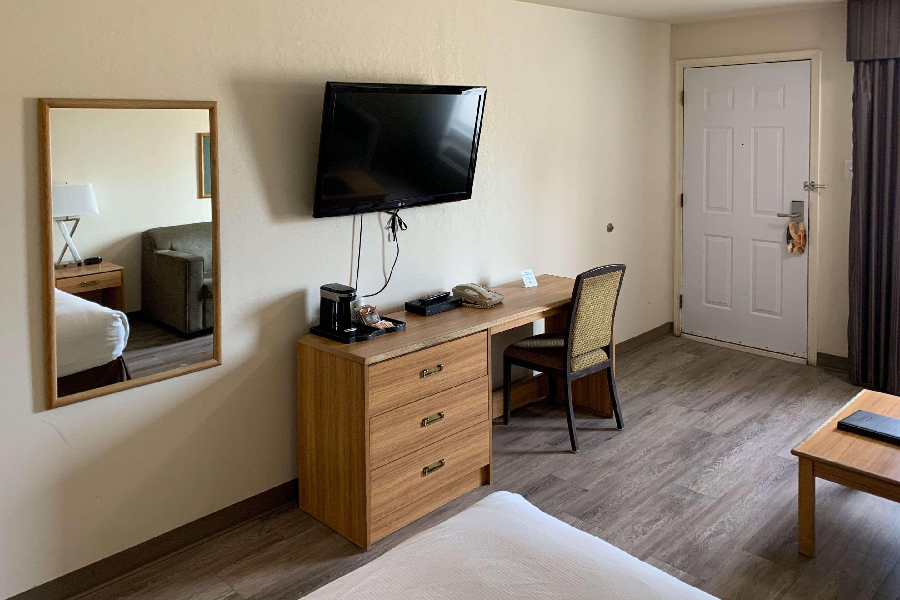 Rodeway Inn Windsor Mill Экстерьер фото