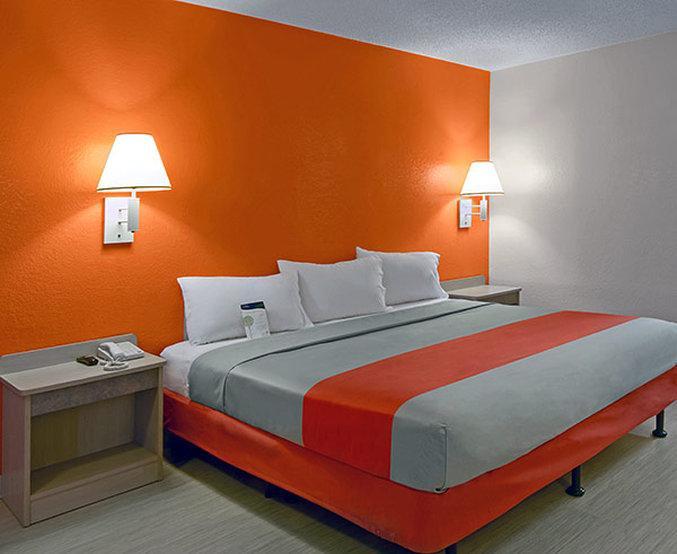 Rodeway Inn Windsor Mill Экстерьер фото