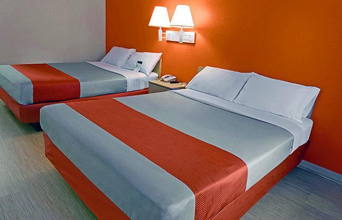 Rodeway Inn Windsor Mill Экстерьер фото