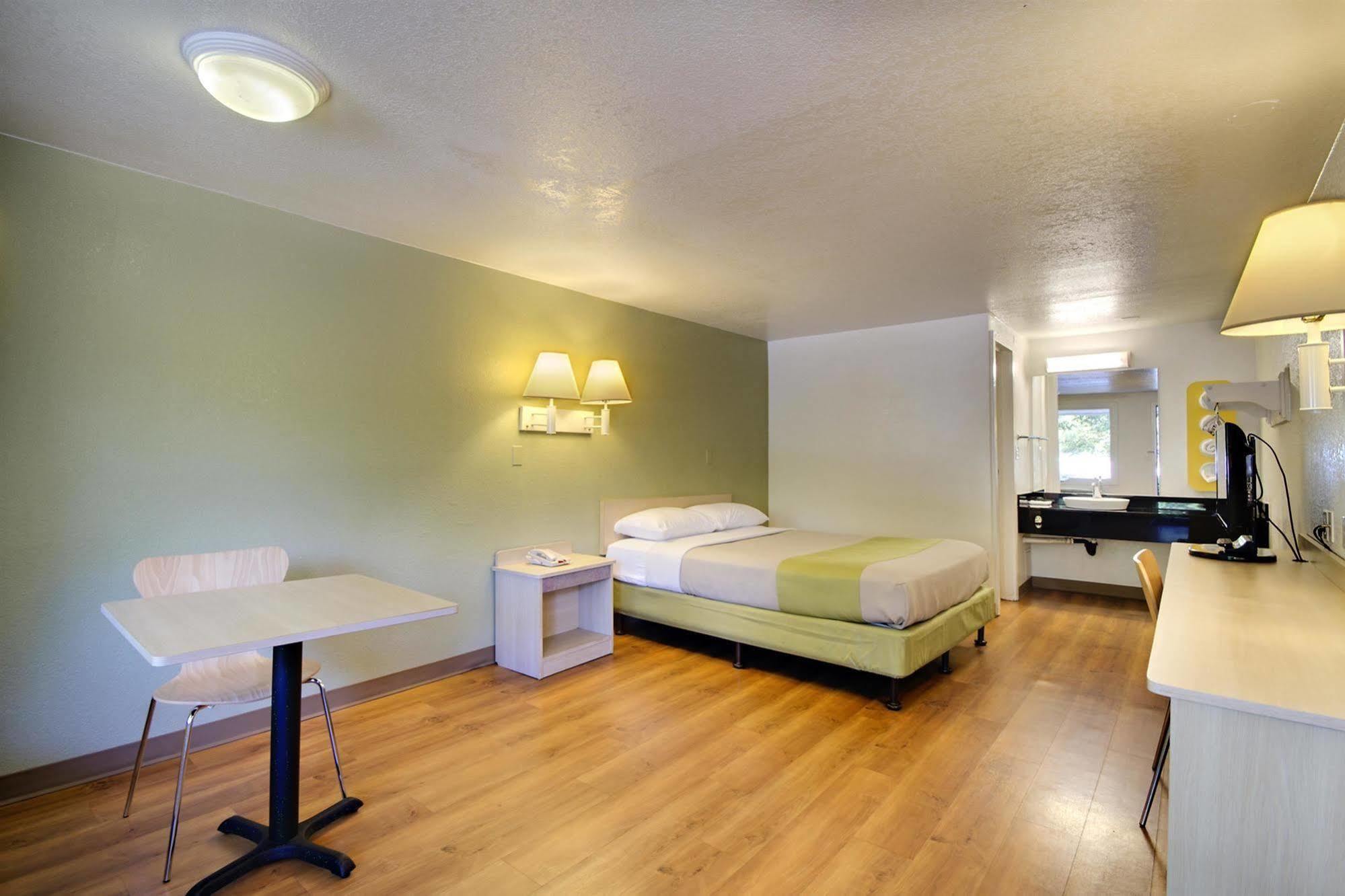 Rodeway Inn Windsor Mill Экстерьер фото