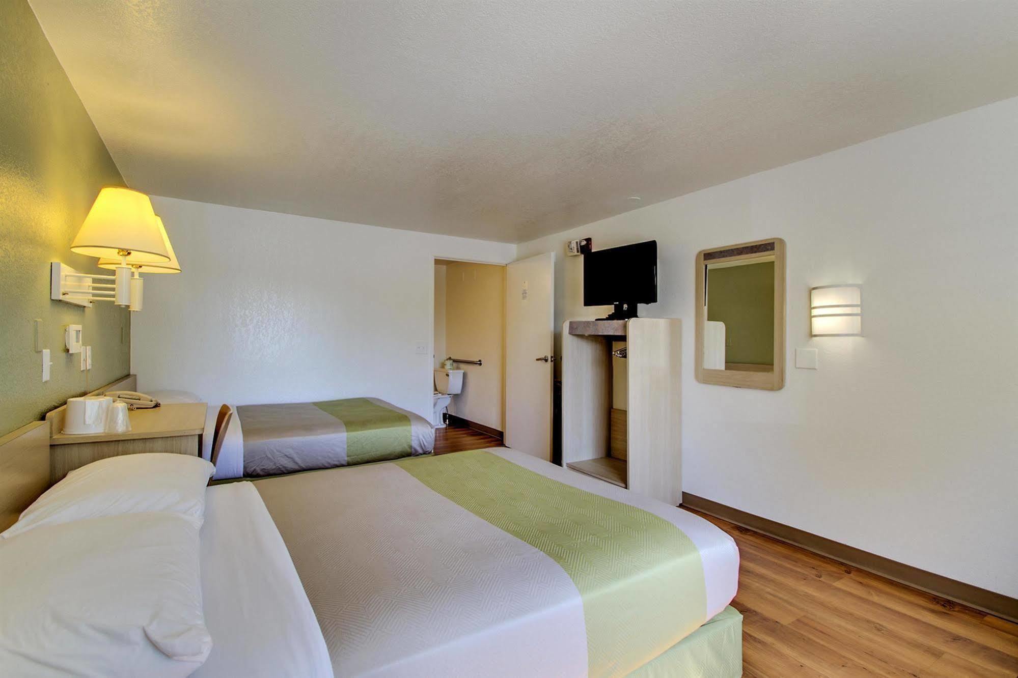 Rodeway Inn Windsor Mill Экстерьер фото