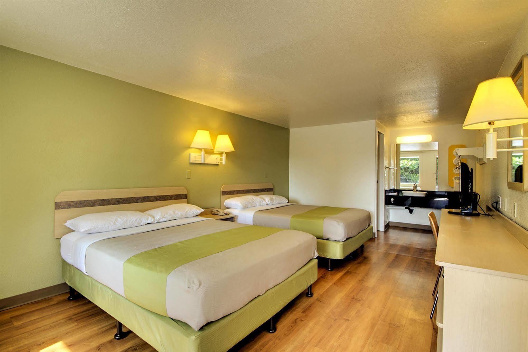 Rodeway Inn Windsor Mill Экстерьер фото
