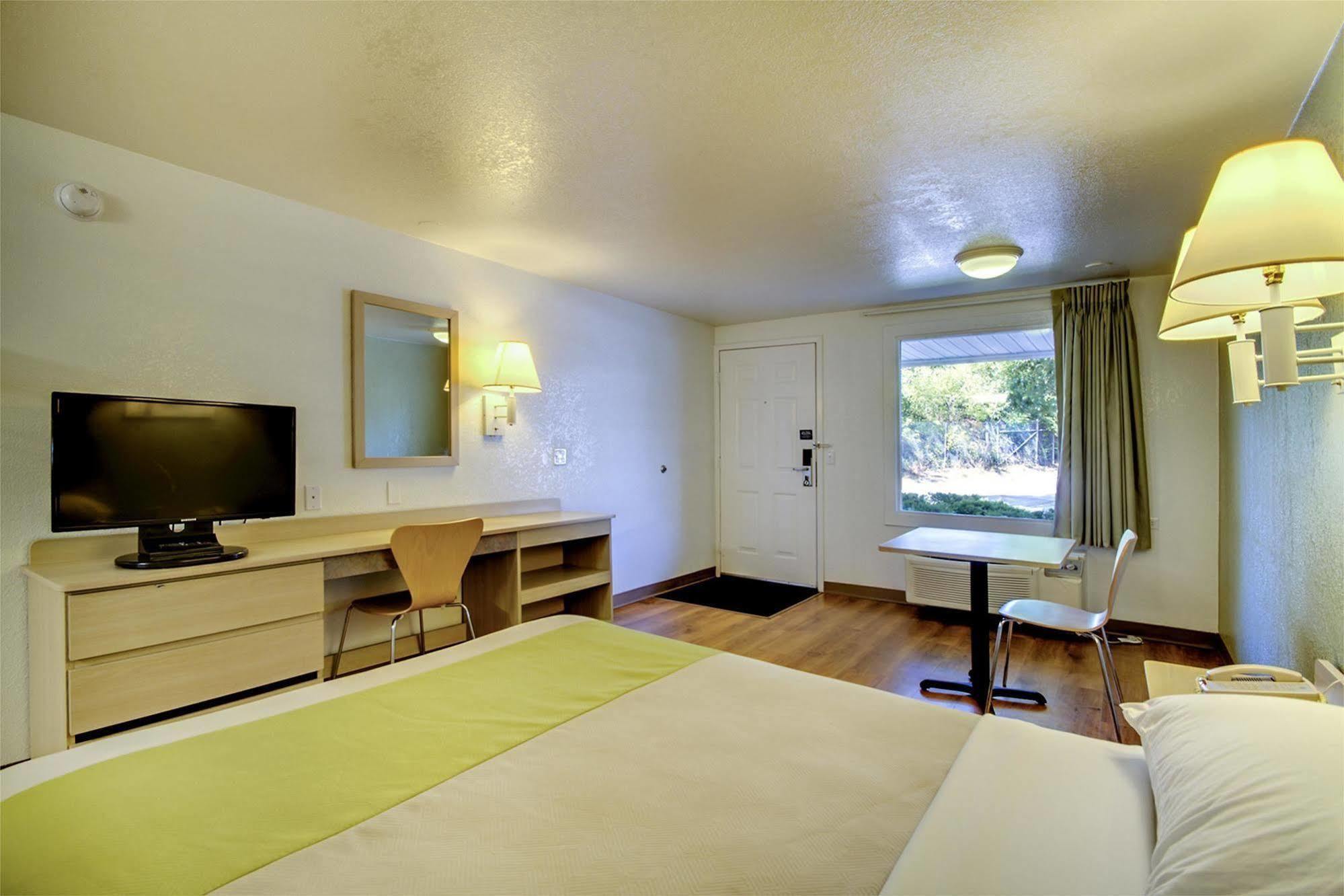 Rodeway Inn Windsor Mill Экстерьер фото