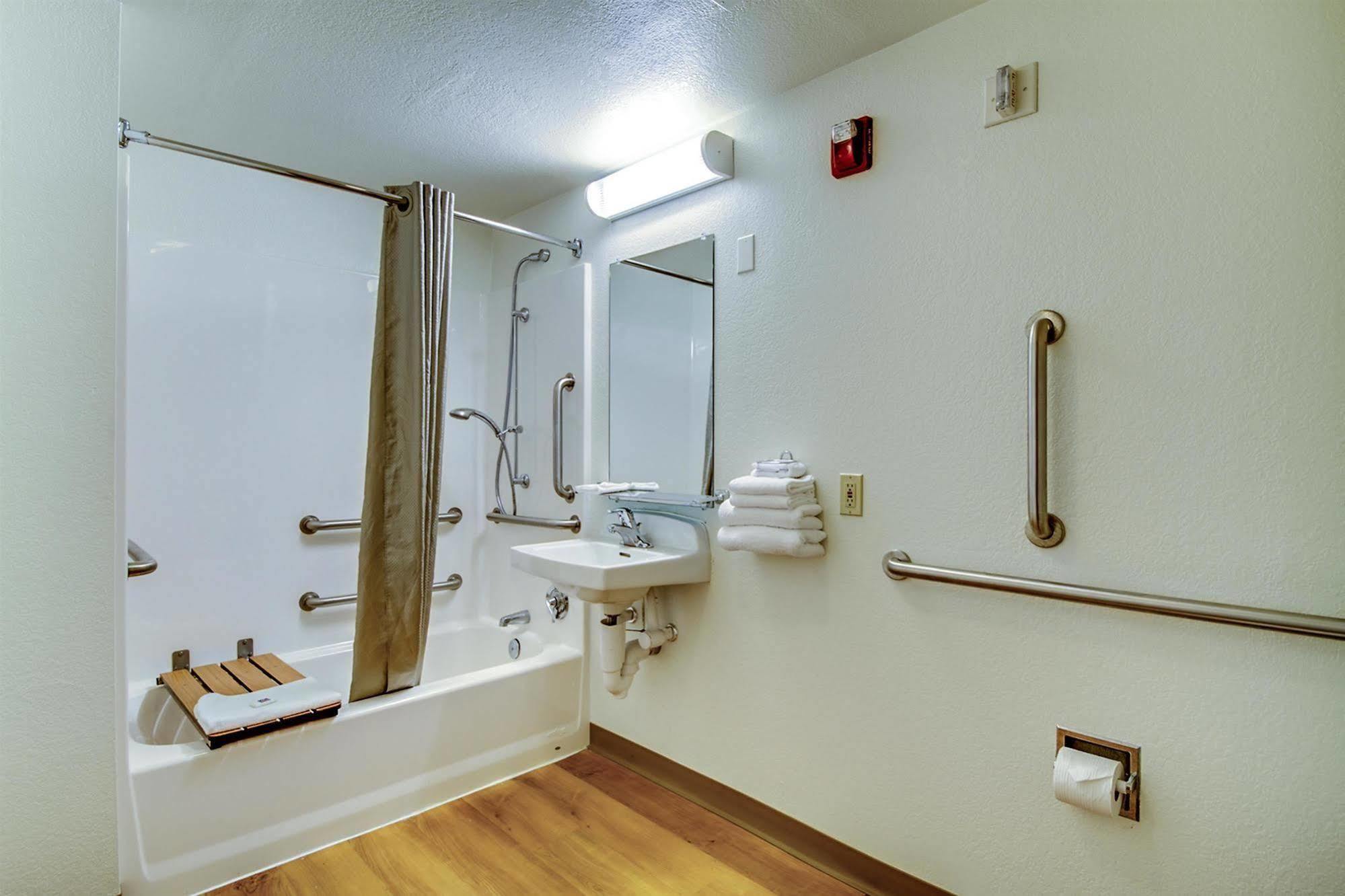 Rodeway Inn Windsor Mill Экстерьер фото