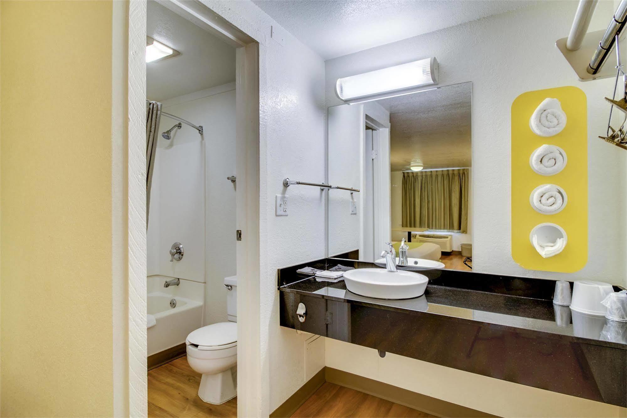 Rodeway Inn Windsor Mill Экстерьер фото