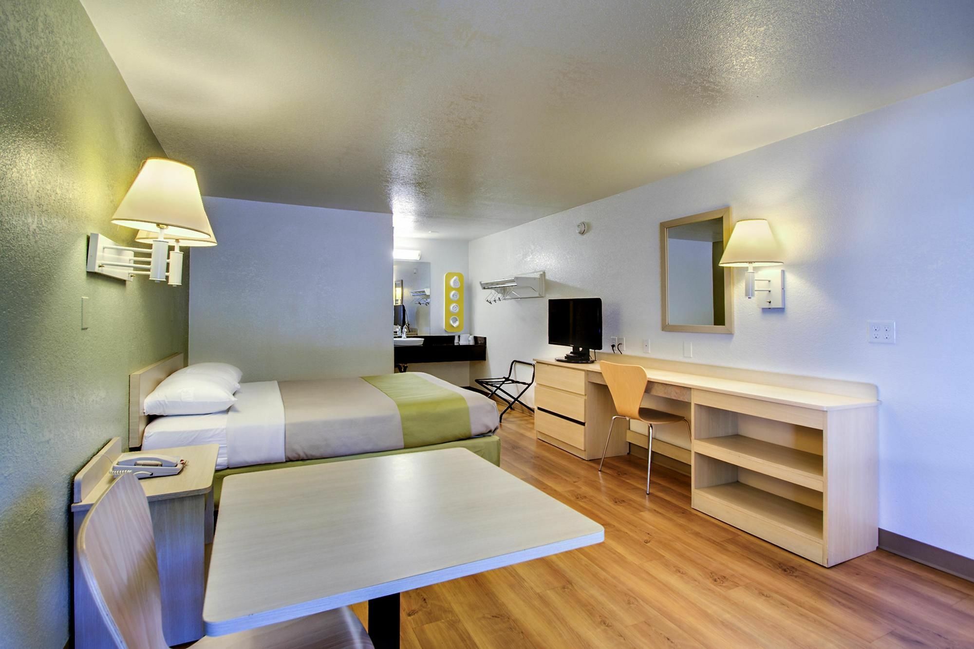 Rodeway Inn Windsor Mill Экстерьер фото