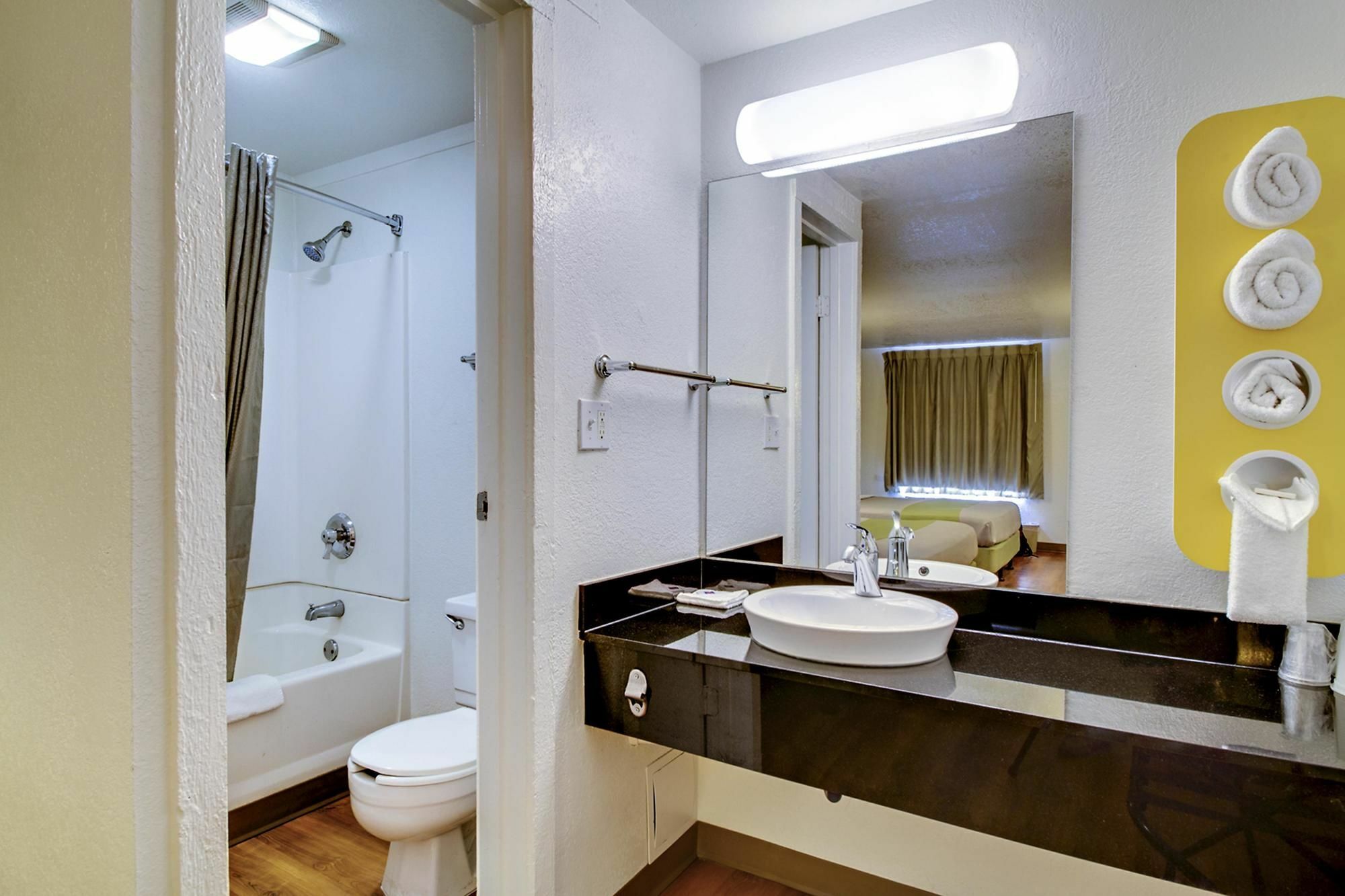 Rodeway Inn Windsor Mill Экстерьер фото